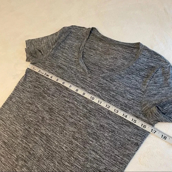 Essential vneck marbled tshirt  - Picture 8 of 11